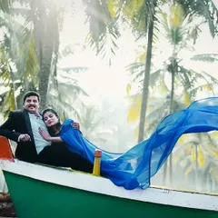 My signature flying saree brings a dramatic, modern twist to a traditional look. The vibrant blue fabric catching the wind on the water creates such a breathtaking shot, perfect for couples who want something unique and beautiful.