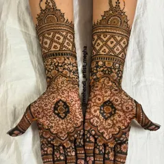 Perfect for a Roka ceremony, this design is full and celebratory. It uses a mix of floral jaal patterns on the palm and geometric bands on the arms, creating a rich and varied texture.