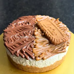For those who love a perfect pairing, I offer a half-and-half no-bake cheesecake. This one combines the rich, chocolatey flavor of Nutella with the caramelized spice of Lotus Biscoff.