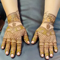 A delicate design for the back of the hands. This style focuses on a neat wristband pattern and fine jaali work, keeping the fingers and palm free.