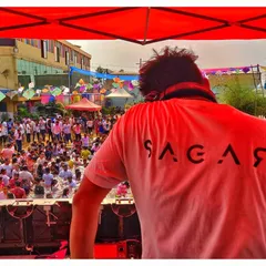 There is nothing like the energy of a festival crowd. Here I am, taking in the massive turnout at the Rang De Bengaluru Holi festival, ready to drop the beats for thousands of people.