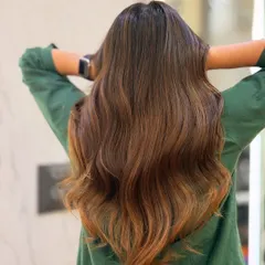 A beautiful back shot of our signature Cinnamon Brown shade. Notice the seamless blend of tones and the healthy, glossy waves. This is a perfect example of a warm, rich color that beautifully complements Indian skin tones.