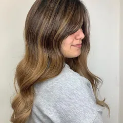 A sandy balayage gives a soft, sun-kissed effect that looks incredibly natural. This technique is low maintenance and grows out beautifully, making it a great option for a subtle but stunning hair transformation.