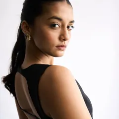 This is a perfect example of my signature clean beauty style. I created a flawless, dewy skin base and paired it with a sharp, sleek ponytail for a polished and modern test shoot. This look is ideal for portfolios, lookbooks, and minimalist campaigns.