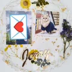 Resin frames are also for our furry friends. I made this memorial plaque for a beloved cat named Jerry, preserving his photo alongside dried flowers and his name in gold.