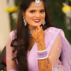 A beautiful Sangeet look in a lavender saree with diamond jewellery. The makeup is kept glamorous with a bold lip and soft waves in the hair.