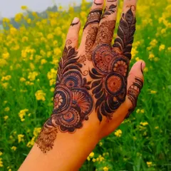I love the flow of Arabic henna. This design combines bold paisley and floral elements with delicate shading, creating a look that is both striking and elegant against the beautiful backdrop. It's a popular choice for festivals like Eid.