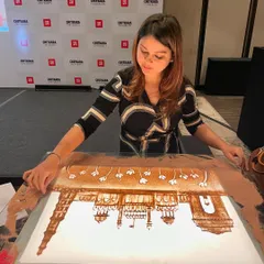 Drawing India Gate during a corporate show for Chitkara University. It's a privilege to bring iconic landmarks and brand stories together in a single, flowing performance.
