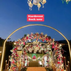 Another view of the magnificent floral entrance. The chandelier hanging from the main arch adds a touch of opulence, perfectly framing the path to the celebration.