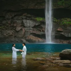 There is a special magic where water meets stone. For this adventurous pre-wedding shoot, we waded into the turquoise pool of a secluded waterfall, capturing a quiet promise in a place of immense natural power.