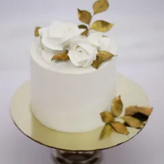 Cream and gold is such a timeless and elegant combination. This small cake is perfect for an anniversary or even a small wedding. I believe wedding cakes can be any size, as long as they are beautiful and delicious!