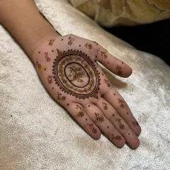 A still image of the elegant and simple ornamental henna design.