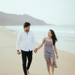 A simple walk along the shore, hand in hand. This classic beach shot is all about the connection and the beautiful, expansive scenery.