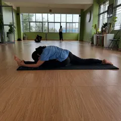 The forward fold in Hanumanasana deepens the stretch. Our training focuses on how to progress in such advanced postures without forcing the body.