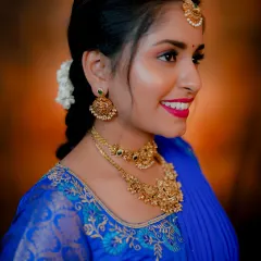 And for a third look, we used a simple antique gold choker. This demonstrates how you can get three distinct styles for one saree, just by changing the jewellery.