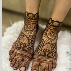 Your feet deserve just as much attention. I design beautiful and elaborate foot mehandi, like these matching peacock patterns, to complete your bridal look. The dark color is my guarantee.