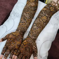 I love how this bridal design came together. The patterns are dense and flowing, with roses, swirls, and traditional Indian motifs covering the hands and arms completely.
