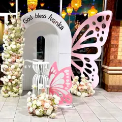 This butterfly-themed decoration for a First Holy Communion shows our modern and creative approach. The design uses custom-cut butterfly wings, elegant white arches, and beautiful floral towers for a whimsical and blessed celebration.