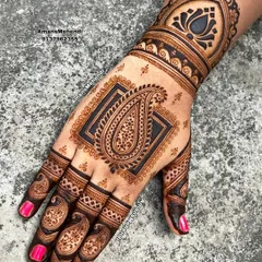 A bold and modern back-of-hand design. A large paisley motif is the centerpiece, framed by a dark, filled-in square that makes the intricate details pop.