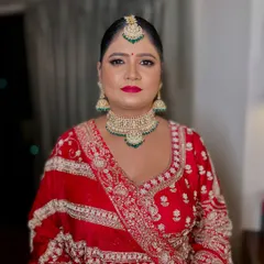 I love working with brides who want to embrace their natural skin tone. For this dusky skin bride, I used a color palette that enhanced her beautiful complexion, with shimmery eyes and a bold red lip for a classic bridal look.