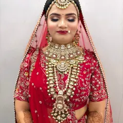 A full view of a bride wearing a layered Kundan necklace set. This rental jewellery provides a grand and complete look for any wedding ceremony.