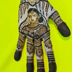 A close-up of a detailed bride portrait on the back of the hand. Using negative space makes the figure stand out, creating a stunning centerpiece for the mehendi.