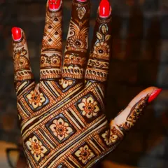 This back-of-hand design is all about the intricate jaal (net) pattern. The criss-cross grid is filled with delicate flowers, creating a beautiful texture that covers the entire back of the hand.