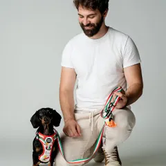 For this shot, I wanted to show both the pet and their owner interacting with the product. The dachshund is posing perfectly in its Italian-themed harness while its owner holds the matching leash. It’s a great way to display a complete product set in a studio environment.