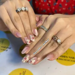 This romantic set features hand-painted watercolor style florals on a soft, shimmery blush base. The delicate brushstrokes and touch of gold give these flowers a beautiful, artistic feel.
