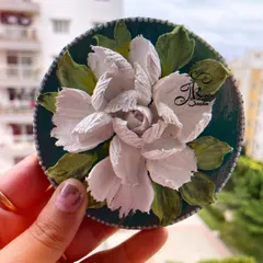 The full view of the white and green floral magnet, a classic and sophisticated design.