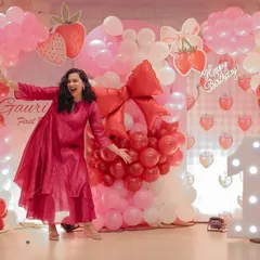 Here I am, full of energy in front of the incredible "Berry Sweet" birthday decor. This post highlights the work of the event manager, demonstrating how I collaborate with and give visibility to other service providers in my content.