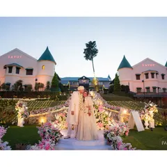 The couple shares a kiss at the top of the floral staircase as dusk settles over the mountains. We use strategic lighting to ensure the venue looks just as magical at night.