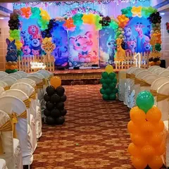 I can manage decorations for large-scale events in banquet halls. This photo shows a wide view of a themed birthday party, including the decorated stage in the background and colorful balloon clusters lining the main aisle.