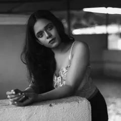 The same portrait in black and white. Removing the color helps to focus entirely on the expression, light, and shadows, giving the photo a classic, timeless feel.
