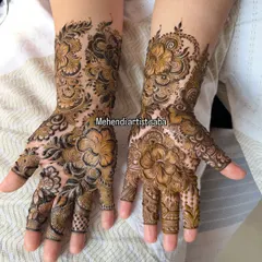 A striking design with large, shaded hibiscus flowers. The use of bold and fine lines gives this Arabic-style piece a beautiful 3D effect.