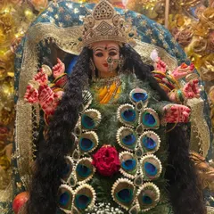 This green-themed shringar was created for Day 5 of Navratri to honor Maa Skandamata. The Mayur Kanthi, made with peacock feathers, perfectly matches the green theme symbolizing growth and new beginnings.