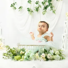 Capturing the cheeky expressions that make cakesmash sessions so much fun. This little one is showing off her personality.