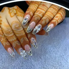 A beautiful fusion of modern and traditional for this bridal client. The silver chrome French tips and 3D bows look stunning against her intricate henna design.