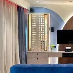 This area of our Experience Center features a beautiful blend of traditional design with modern tech, including automated lighting and a discreetly placed smart panel.