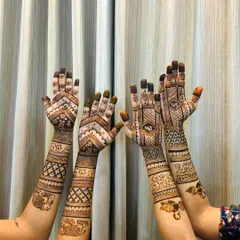 Four hands, four unique stories. I love creating complementary yet distinct designs for a group, ensuring everyone feels special.