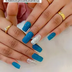 A simple yet elegant look. This set features beautiful turquoise nails with a single silver glitter accent nail for a pop of sparkle.