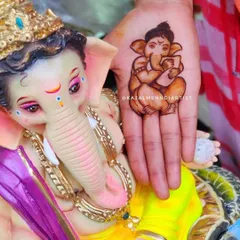 Look how sweet my Bappa looks! A tiny, detailed portrait of Lord Ganesha, perfect for celebrating Ganesh Chaturthi. I love capturing his divine and playful spirit in my henna.