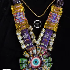 This ultimate chocolate garland is a dream for any sweet tooth this Holi. It features a wide assortment of chocolates like Dairy Milk, 5 Star, and Gems, centered around a beautiful evil eye design.