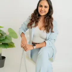 Your brand is unique, and your photos should be too. This modern business portrait, set against a clean background with a touch of green, offers a fresh and stylish look for the contemporary entrepreneur.