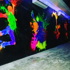 For this project, we used special UV paints that come alive under blacklight. This technique is perfect for creating an electrifying atmosphere in cafes, clubs, or entertainment zones.