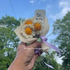 A close-up of my mini daisy bouquet, held against a bright blue sky. The "hey bestie" tag makes it a perfect little surprise for your closest friend.
