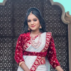 A unique and modern bridal look featuring a layered pearl necklace. This set is perfect for a bride who wants a blend of tradition and contemporary fashion.