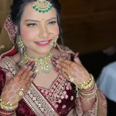 Here is my lovely bride, a 'Mumbaichi mulgi' who dreamed of a quintessential Rajasthani bridal look for her Pheras. Her smile says it all. We achieved this regal style with flawless skin, soft eyes as she requested, and traditional Jadau jewellery.
