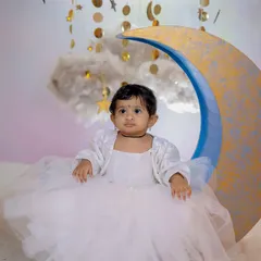 Bring your celestial dreams to life with our moon and stars backdrop. This fantasy set, complete with fluffy clouds, a crescent moon seat, and hanging golden stars, is perfect for creating magical, serene portraits of your little one.