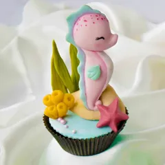 A delicate seahorse topper. We explore different sugar pastes and coloring techniques to achieve these beautiful, blended effects.